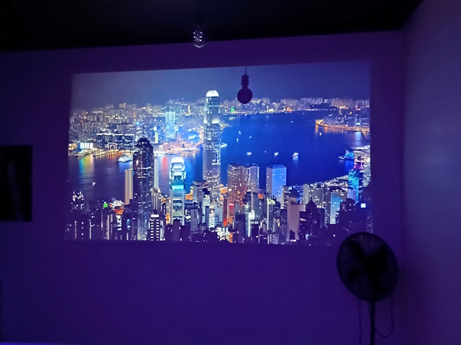 Vidéo-projecteur face au lit